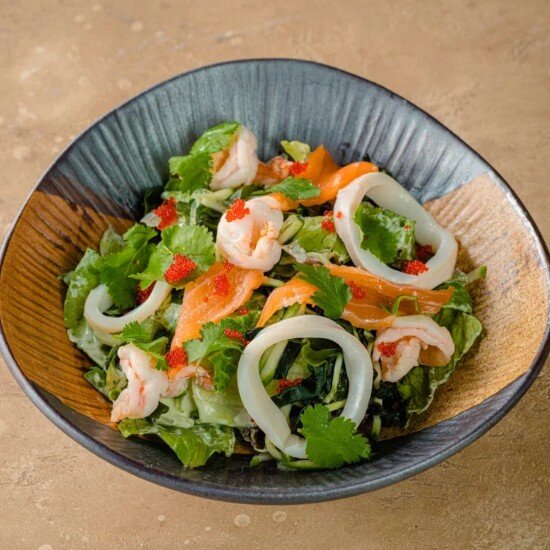 С лососем и морепродуктами в соусе сливочный васаби