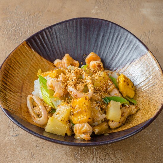 Морепродукты с курицей в соусе манго