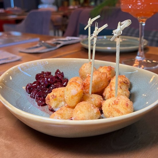 Жаренный сыр с вишневым конфитюром