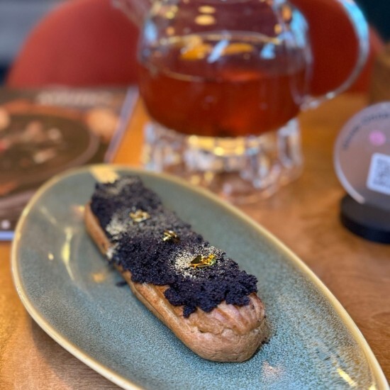 Эклер с маком