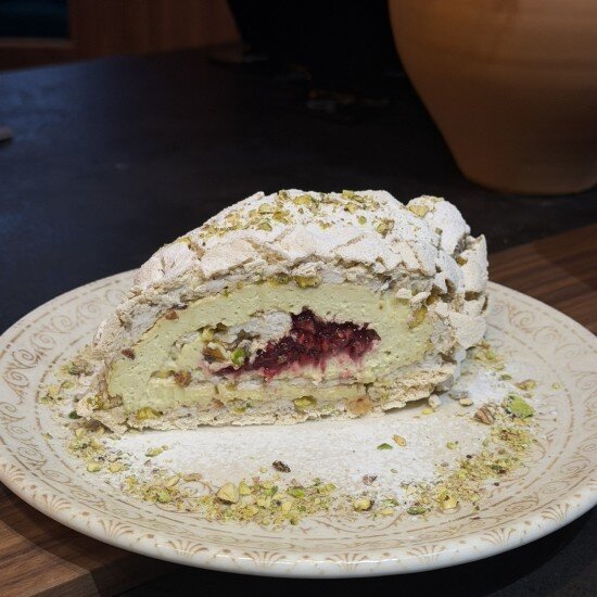 Фисташковый меренговый рулет