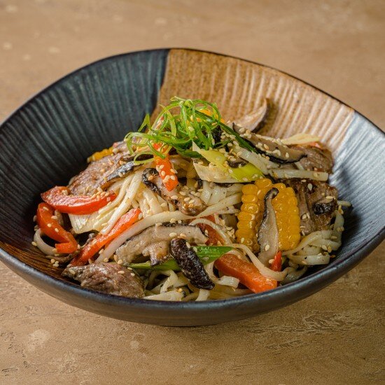 Удон с говядиной в сливочно-трюфельном соусе