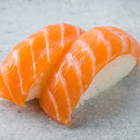 Суши с лососем