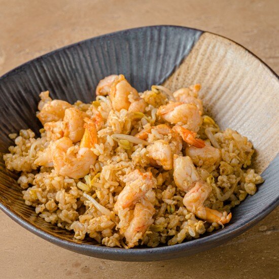 Жареный рис с креветками