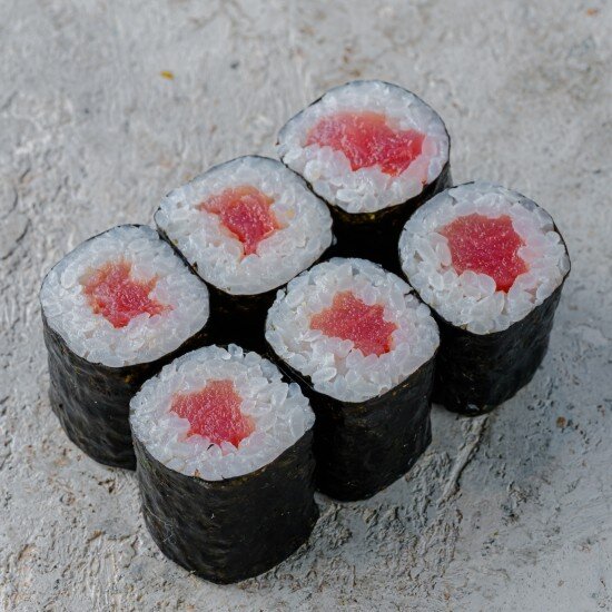 Ролл с тунцом