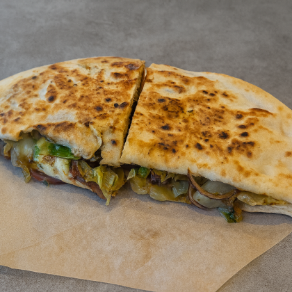 Панини с говяжьей томленой щекой (острое)