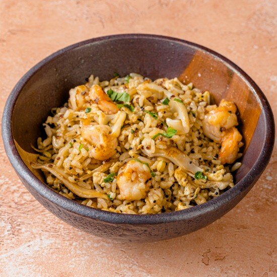 Жареный рис с кальмаром и креветками