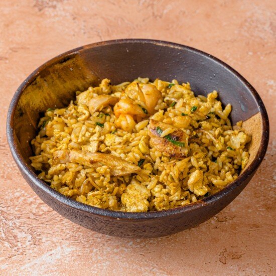 Жареный рис с курицей и креветками в карри