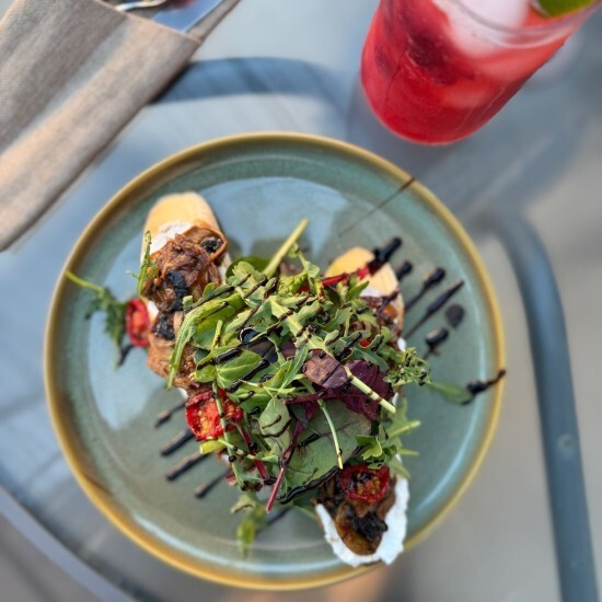 Брускетта с "Уткой конфи"