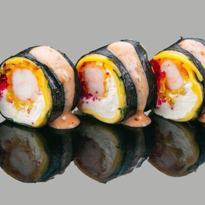 Ролл "Креветка с сыром чеддер в ореховом соусе"