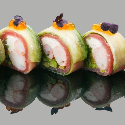 Ролл "Тунец еллоуфин и тигровой креветкой"