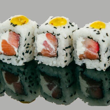 Ролл "С лососем и клубникой"