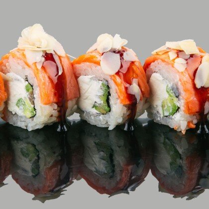 Ролл "Опаленный лосось с лепестками миндаля"