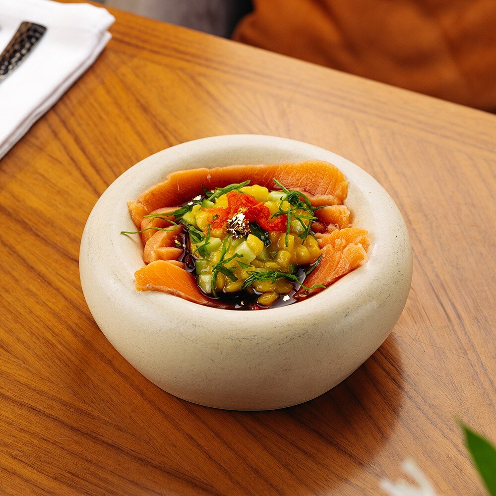 Крудо из лосося в ледяной тарелке с арбузным понзо