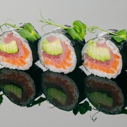 Ролл "Лосось, тунец и авокадо"