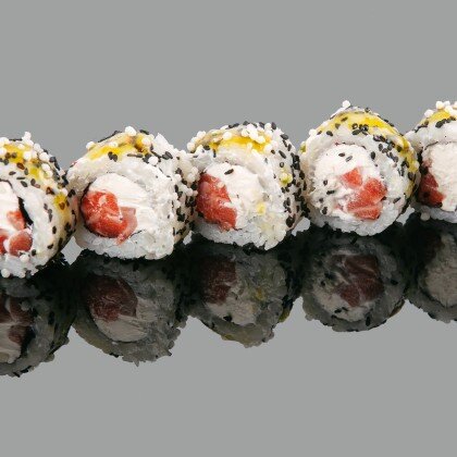 Ролл "Лосось с соусом чили манго"