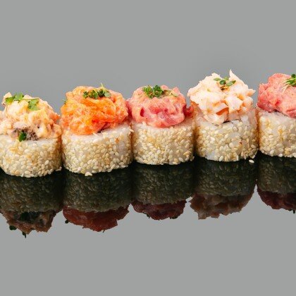 Ролл "Тартар лосось, креветка, угорь, тунец"