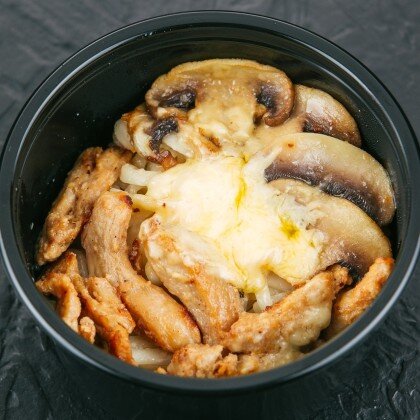 Удон с курицей, грибами и сливочным соусом