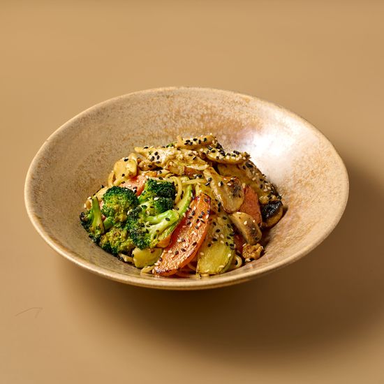 Вок-лапша с курицей в сливочном соусе карри