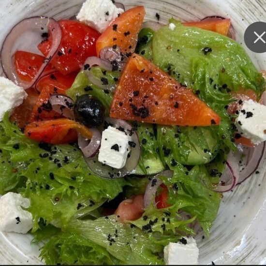 Салат с овощами и сыром Фета