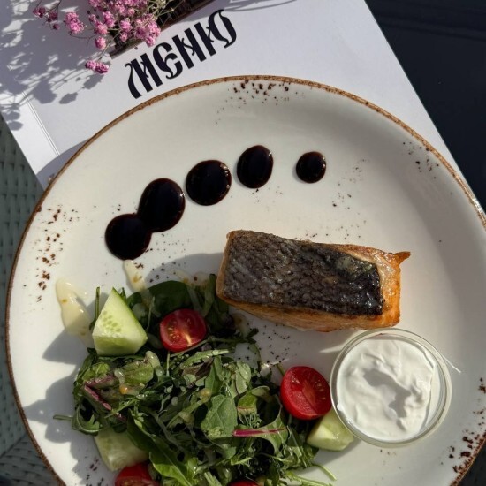 Стейк из семги с йогуртовым соусом