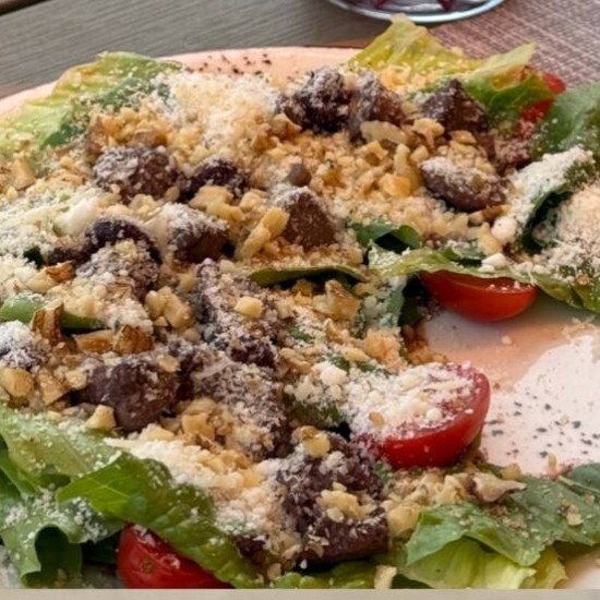 Теплый салат с куриной печенью с пряной вишней