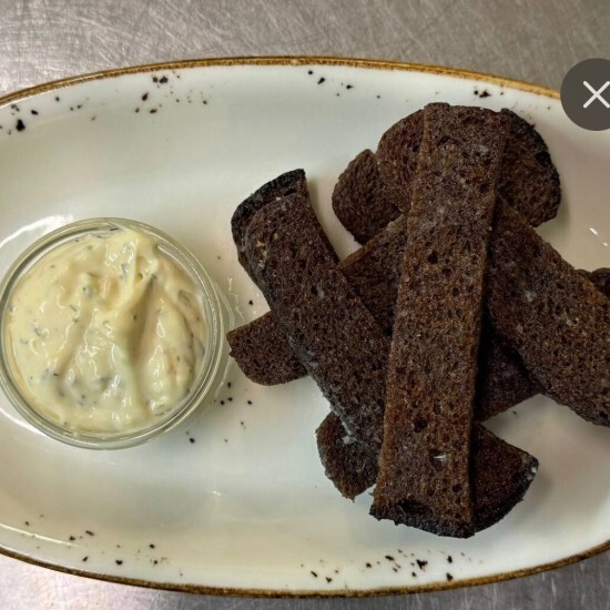 Хрустящие гренки с соусом