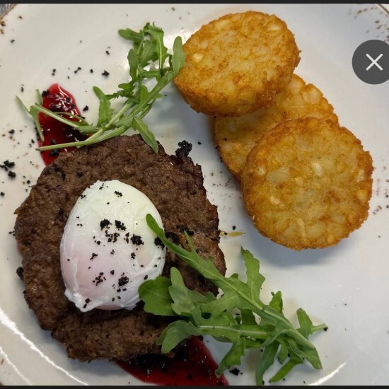 Бифштекс с яйцом "Пашот"