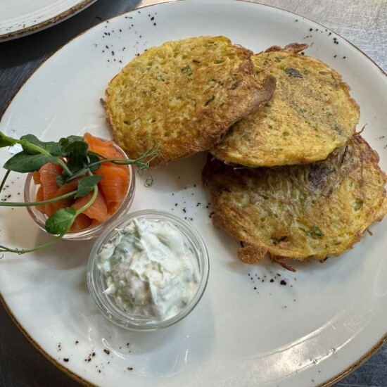 Хрустящие драники с лососем и соусом дзадзыки