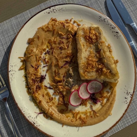 Жареное филе судака с картофелем и грибным соусом