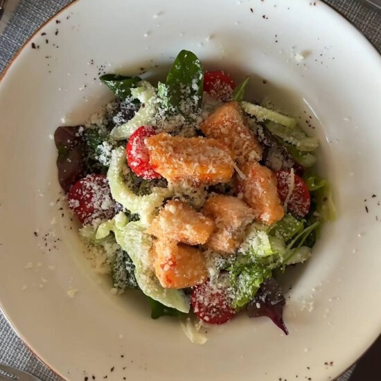 Салат с обжареной семгой