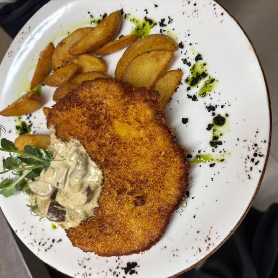 Шницель свиной с соусом из белых грибов и картофелем Айдахо