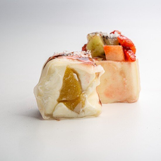 Сладкий ролл с клубникой