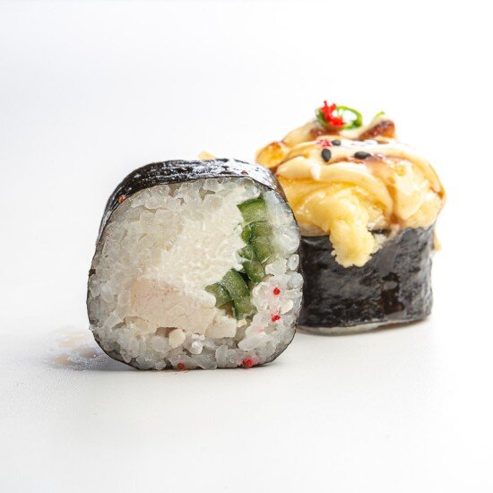 Запечённый ролл с копченым цыпленком и миксом соусов (8 шт)