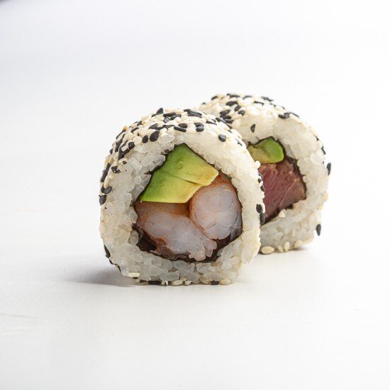 Ролл с тунцом, креветкой и авокадо (8 шт)
