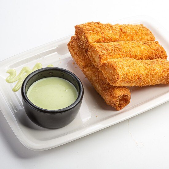 Сырные палочки с брусничным соусом