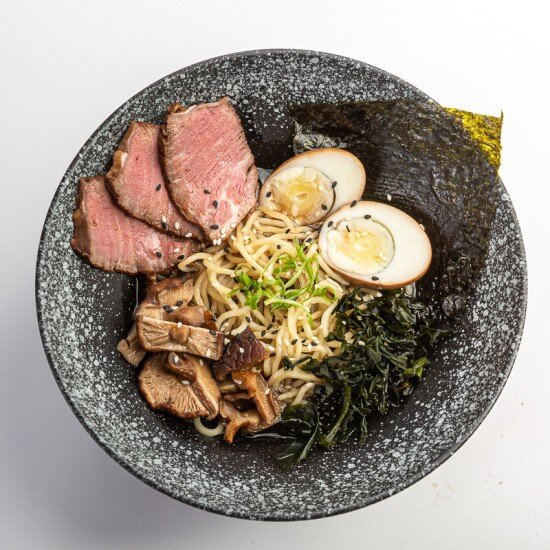 Рамен сёю с ростбифом
