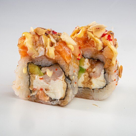 Ролл с опалённым лососем и соусом манго-маракуйя (8 шт)