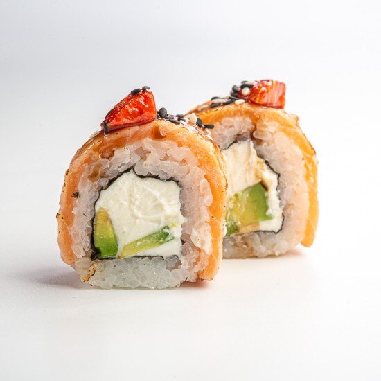 Ролл лосось карамель, клубника (4 шт)