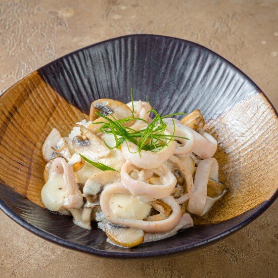 Кальмар с моцареллой в сливочном соусе