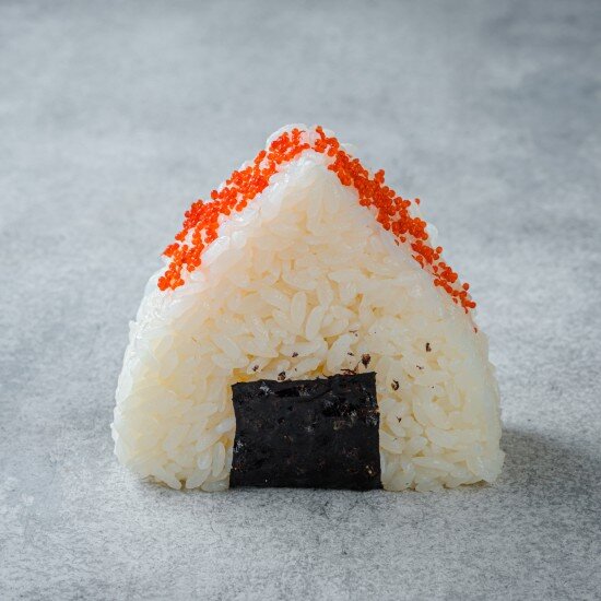 Онигири с тартаром из тигровых креветок