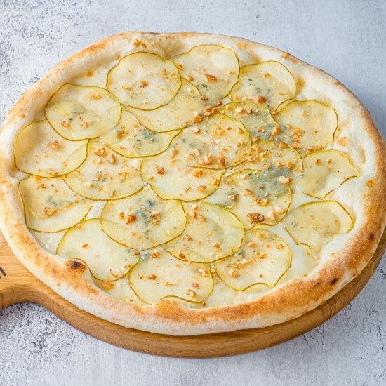 Пицца с грушей и сыром дор блю