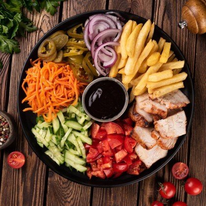 Шаверма на тарелке со свининой BBQ