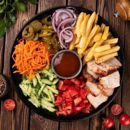 Шаверма Сладкий Чили на тарелке