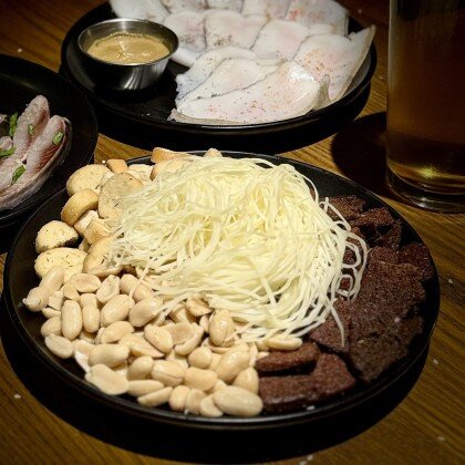 Базовый минимум: сухарики, арахис, сыр косичка