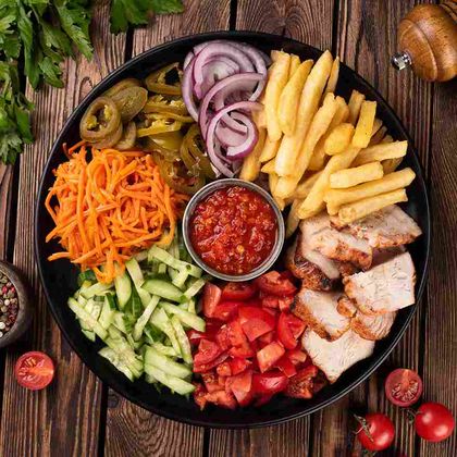 Шаверма на тарелке с аджикой