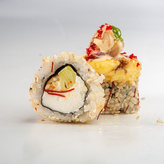 Запечённый ролл с креветками и соусом шрирача (8 шт)