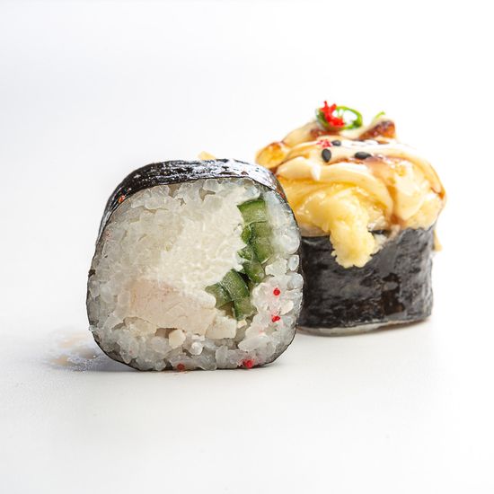 Запечённый ролл с копченым цыпленком и миксом соусов (8 шт)