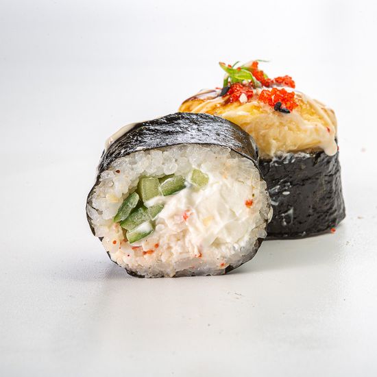 Запечённый ролл со снежным крабом и миксом соусов (8 шт)