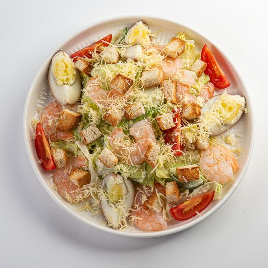 салат Цезарь с креветками